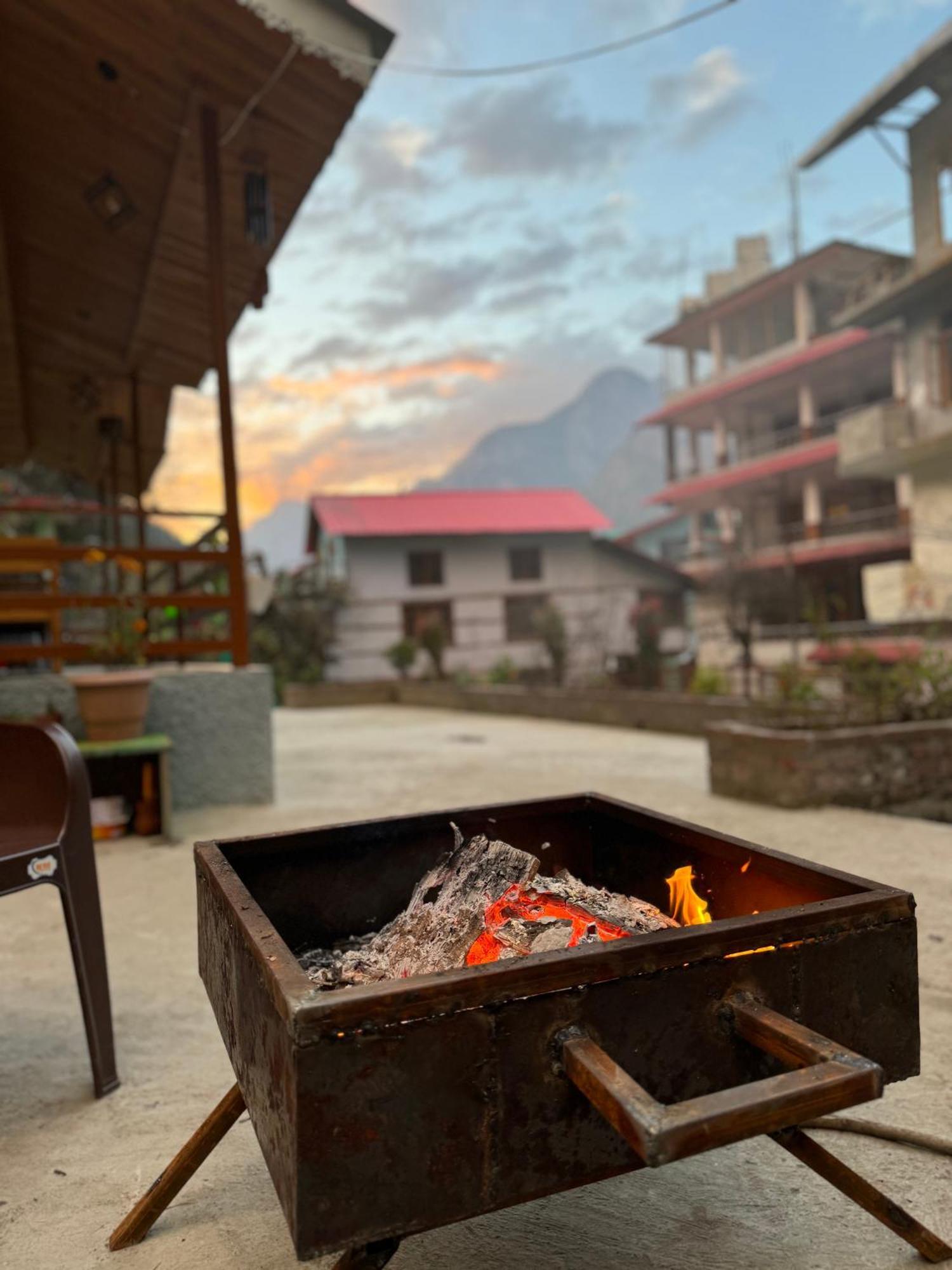 Delight Homestay Kasol Esterno foto